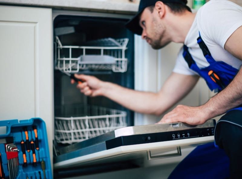 Geschirrspüler reparieren - Techniker bei der Arbeit
